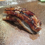 天寿し - 巻きの前は定番穴子、写真は男性用、女性は半分に切って二つの味で