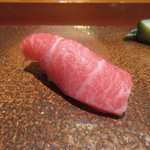 天寿し - シーズン最後150kg大間の鮪、一貫目は醤油二貫目は塩での提供、写真は塩のほう