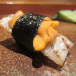 天寿し - 炙りタイラギと冷たい海胆の温度を楽しむ