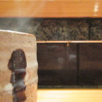 天寿し - 席の前には水が流れていて、指先を洗えます