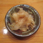 天寿し - ガリは目の前の壺から好きなだけ、甘めでこれだけ漬かっているのが正