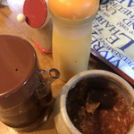 とんかつ 美味小家 - 卓上のドレッシングとサルサソース