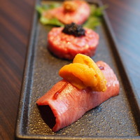焼肉うしごろ 銀座並木通り店 - 牛刺し3種（サブトンの炙り握り、生雲丹添え キャビアタルタル、カイノミの炙りたたき）
