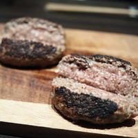 焼肉うしごろ 銀座並木通り店 - 究極の黒たんバーグ