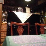 ア ラ メゾン ジャンポール - 店の中央にはピアノがある。