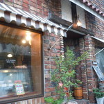 ア ラ メゾン ジャンポール - 街の雰囲気になじんでいる建物だ