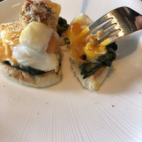 グランド キッチン - ブレックファストブッフェ４４００円
                    （宿泊者以外は４９５０円）
                    ずわい蟹のエッグベネディクト。濃厚で、とーっても美味しい〜（╹◡╹）