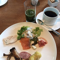 グランド キッチン - ブレックファストブッフェ４４００円
                    （宿泊者以外は４９５０円）
                    鶏肉の冷製、スモークサーモン、キノコのソテー、ズッキーニのフリットなど
                    カレー風味のズッキーニも美味しかったです（╹◡╹）