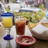 Cafe Coyote - ドリンク写真:ミモサ9.95ドル、ブラッディマリー9.95ドル。トルティーヤチップスとサルサディップ。