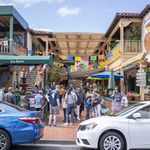 Cafe Coyote - 店舗外観。中央のパティオ席部分。