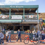 Cafe Coyote - 店舗外観。私たちはこの１階テラスに座りました。