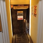 魚民 - 出入口　階段下で入り口は低いです　頭注意