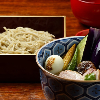 当店人気の「鴨汁」は、素揚げ野菜入り。こちらは「白鴨汁そば」