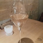 WE ARE THE FARM - ＯＲＥＮＧＥ　ＷＩＮＥ　が気になり教えてもらうと、白ブドウを赤ワインの製法で作るそうです。 ほのかにオレンジ色を帯びたの液体。いただくと、確かに皮のいい苦みみたいなものを感じますが、飲みやすい。