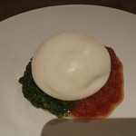 WE ARE THE FARM 目黒 - 世界一トマト＆ケールのジェノベーゼとブラ―たチーズ…「世界一？(￣ｍ￣〃)ぷぷっ!」って思っていた私ですが、一口で「美味ひ～！世界一かも！」ケールのジェノベーゼもチーズも単体でも美味しく、合わせるとさらにいい。