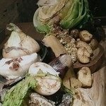 WE ARE THE FARM - 畑の鉄板焼きバーニャカウダ…バーニャカウダの概念が変わります。普通バーニャカウダは色とりどりの生野菜と凝ったソースでいただきますが、この店のは美味しい野菜にひと手間ふた手間かけてどっさり提供。ソースは岩塩を含めて6種類のソースが平らなお皿に500円玉より小さい感じででてきます。