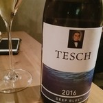 WE ARE THE FARM - ドイツのテッシュ　ディープ・ブルー　今度は赤ワインの品種ピノノワールで作った白。 かなりの変化球かと思いきや、さっぱりした味わいで、でもピノノワールなので、鶏肉にあっていました。