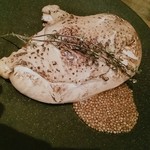 WE ARE THE FARM - 低温調理で仕上げた大山鶏のソテー 塊で提供されます。ナイフをいれてびっくり！ポニョんとしているのに、さっくり切れます。 からし菜の粒マスタードのプチプチ感！瓶で販売してくれないかしら？