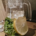 WE ARE THE FARM - ただのお水です。でも美味しそう。