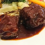 ブラッスリー ジゴ - ごろっと大きめの牛バラ肉の赤ワイン煮込み