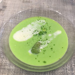 ラ・ファソン 古賀 - ・グリーンピースの冷静スープ　新玉葱のクーリ 一口いただいて、美味しい！すごくグリーンピースを感じるんです。 そら豆などの豆はそのままでも。食感も楽しめました。