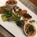 ラ・ファソン 古賀 - ・前菜の盛り合わせ：桜エビ、初鰹の炙り焼き、、鶏のコンフィ、トリッパ、リードヴォーなど９種類 運ばれてきたとき、とても嬉しくなりました。９種類の前菜。 ビジュアル系ではなく、しっかりとした手抜きがない前菜たち。