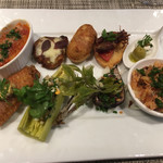 ラ・ファソン 古賀 - ・前菜の盛り合わせ：桜エビ、初鰹の炙り焼き、、鶏のコンフィ、トリッパ、リードヴォーなど９種類 運ばれてきたとき、とても嬉しくなりました。９種類の前菜。 ビジュアル系ではなく、しっかりとした手抜きがない前菜たち。