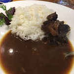 ラ・ファソン 古賀 - ・ソースキュリー、 大山黒毛和牛スネ肉の赤ワイン煮込み  ずっといただいてみたかったソースキュリー。トッピングをつけて。 ご飯はSMLから選べます。Mでお願いしました。 ソースキュリーが、すごくたっぷり。あまりの美味しさに寡黙になってしまいました。