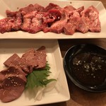 精肉店直営 焼肉定食 やまと - 和牛カルビ200gとレア刺し牛レバー