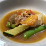 星期菜 白金 - 黄アラ蒸し　XO醤とケッパーのソース・・黄アラモ高級魚です。 XO醤はたっぷり入り「ホタテや干しエビ」の味わいがいいこと。 そこにケッパーやトマトの軽い酸味が加わり、奥の深い味わいに。