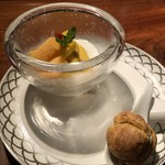 星期菜 白金 - フルーツ入りマンゴープリン　烏龍茶風味のアイスシュー