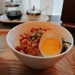 台湾茶房 e～one - 魯肉飯(煮卵は+￥50でトッピング)