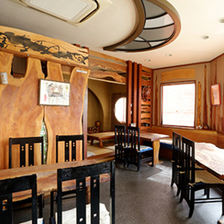 蕎麦の実で作った塗料を使用した、個性溢れる美食空間