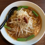 上海龍亭 - 「台湾ラーメン」「大盛」上から。醤油ベースのスープ表面には、辣油が浮いているが、真っ赤に染めるようなレベルではない。盛られたもやしと挽肉のてっぺんの鷹の爪も、半分サイズのものが 3切れ程と大人しめの量である。