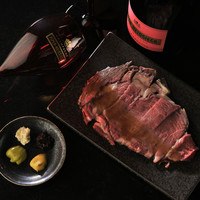 低温でじっくりと焼き上げたローストビーフ