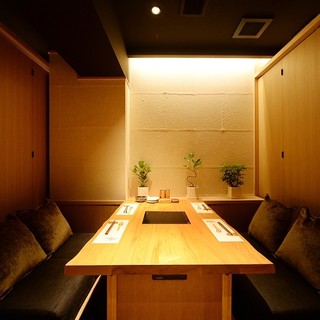 【禁煙】掘りごたつ個室12名様×3
                                          接待利用にご利用いただけるソファー席を完備。