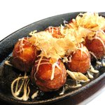 昭和屋台酒場 - たこ焼きに特製明太ソースをかけて、絶品です。