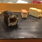 小判寿司 - だし巻きとシマエビのすり身の玉子焼き。かんぴょうも。