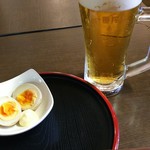 Sauna Shikiji - 生ビールと煮玉子。たまらない一杯。