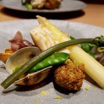 アコンプリ - 新鮮なお野菜に囲まれたお魚料理