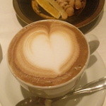 VIA Brianza - カプチーノと小菓子