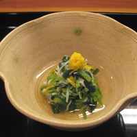 日本料理 銭屋 - 先付け【カニ、金時草、菊花の酢の物】