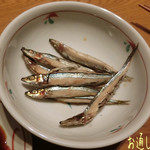 Kaisen Ryouri Umi Oyaji - やっぱり最初はザ･プレミアムモルツ(生中/620円)で乾杯〜( ^ ^ )/□ お通し(350円)はきびなごの焼いたのかなぁ〜美味しい♪