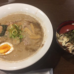 まるきや翔華 - 豚×魚介麺(炙り叉焼丼定食)