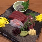 個室居酒屋 創作和食 おりょう - お造り三点盛り（真鯛、マグロ、カツオ、おまけの生シラス）