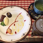 107297105 - デザートセットのケーキと知覧荒茶