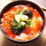 いくらとサーモンのなまら鮭親子丼