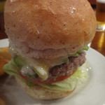 パントリー コヨーテ - 極厚のアボガドバーガー、チーズトッピング