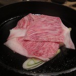 Yonezawagyuudainingubekoya - 肉の下にネギを敷いて焼きます