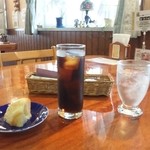 Resutoran Hausukeiei - セットメニューのアイスコーヒー＆試食用のサービスのパン＆レモンの香りがするお冷（2011/6/27）